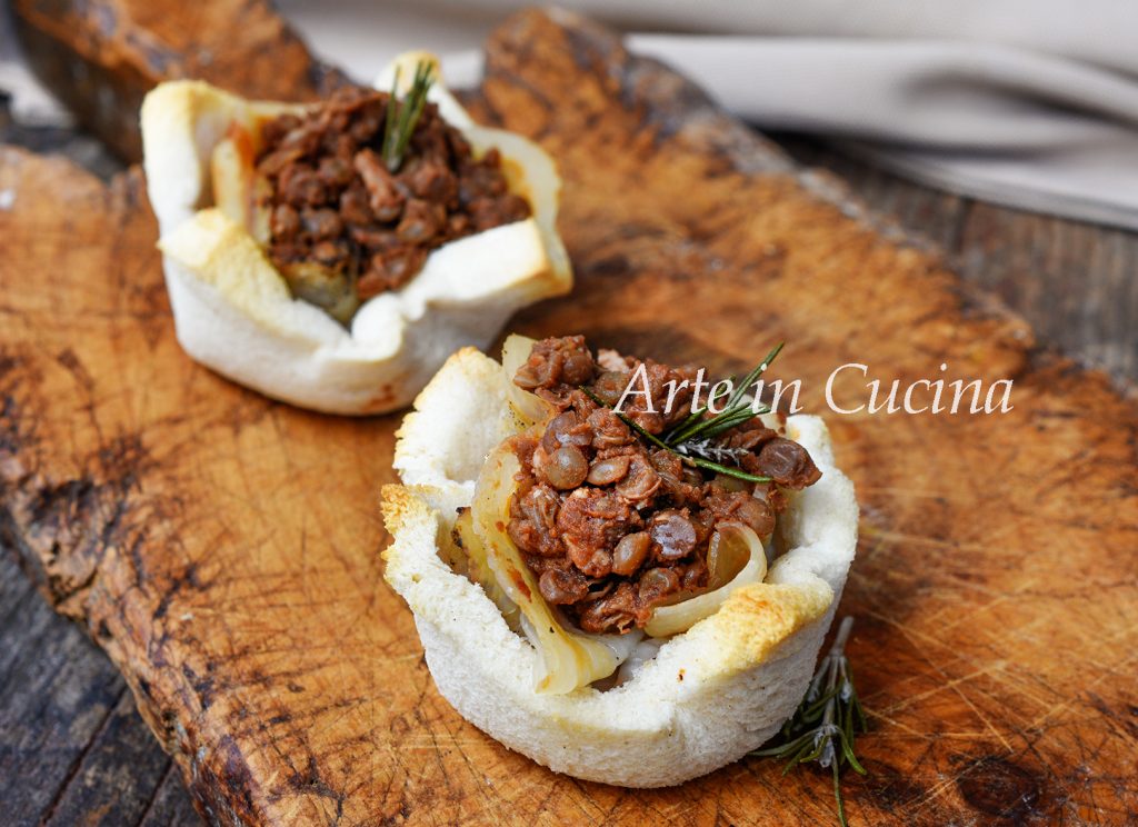 Bread baskets with lentils and sausage