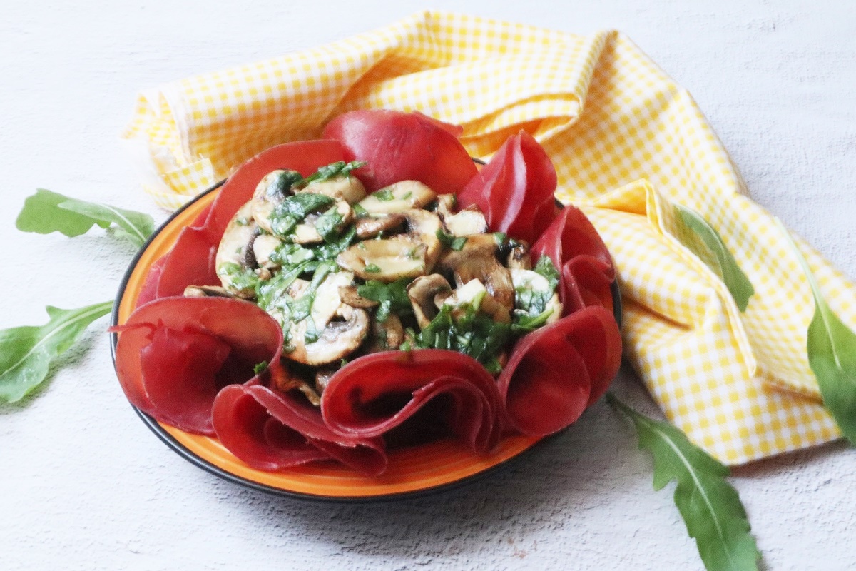 Bresaola with Mushrooms and Arugula
