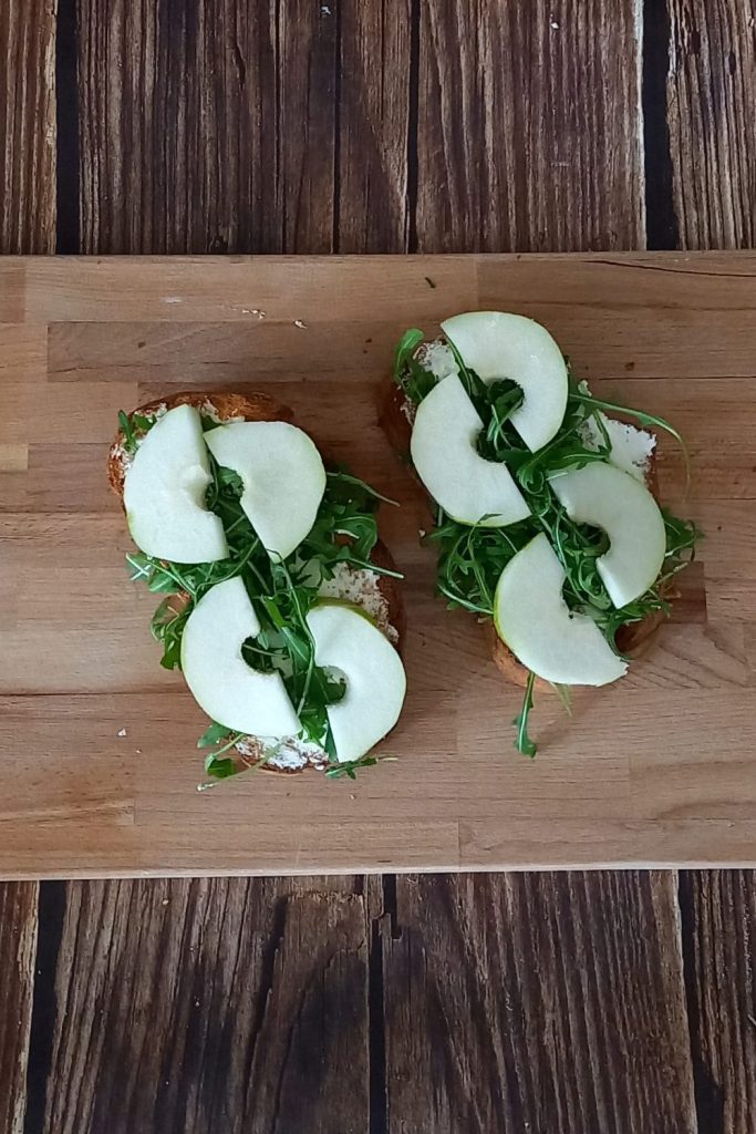bruschetta with pears and cheese