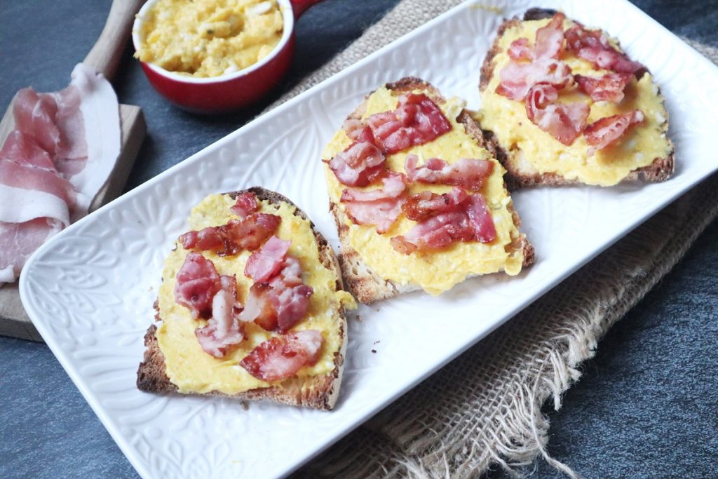 bruschetta with pumpkin cream and crispy bacon