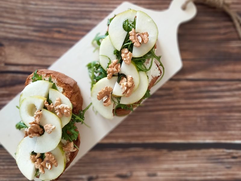 bruschette with pears and cheese