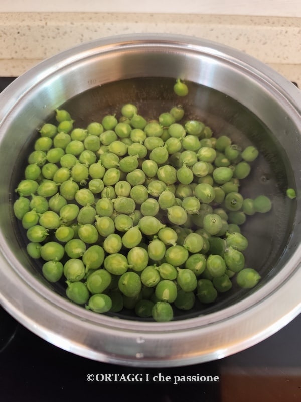 pour pea side dish into boiling water