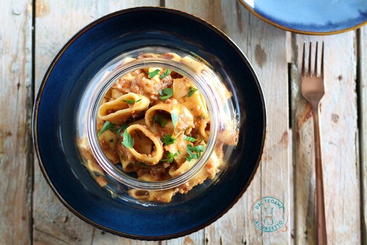 Calamarata in jar cooking