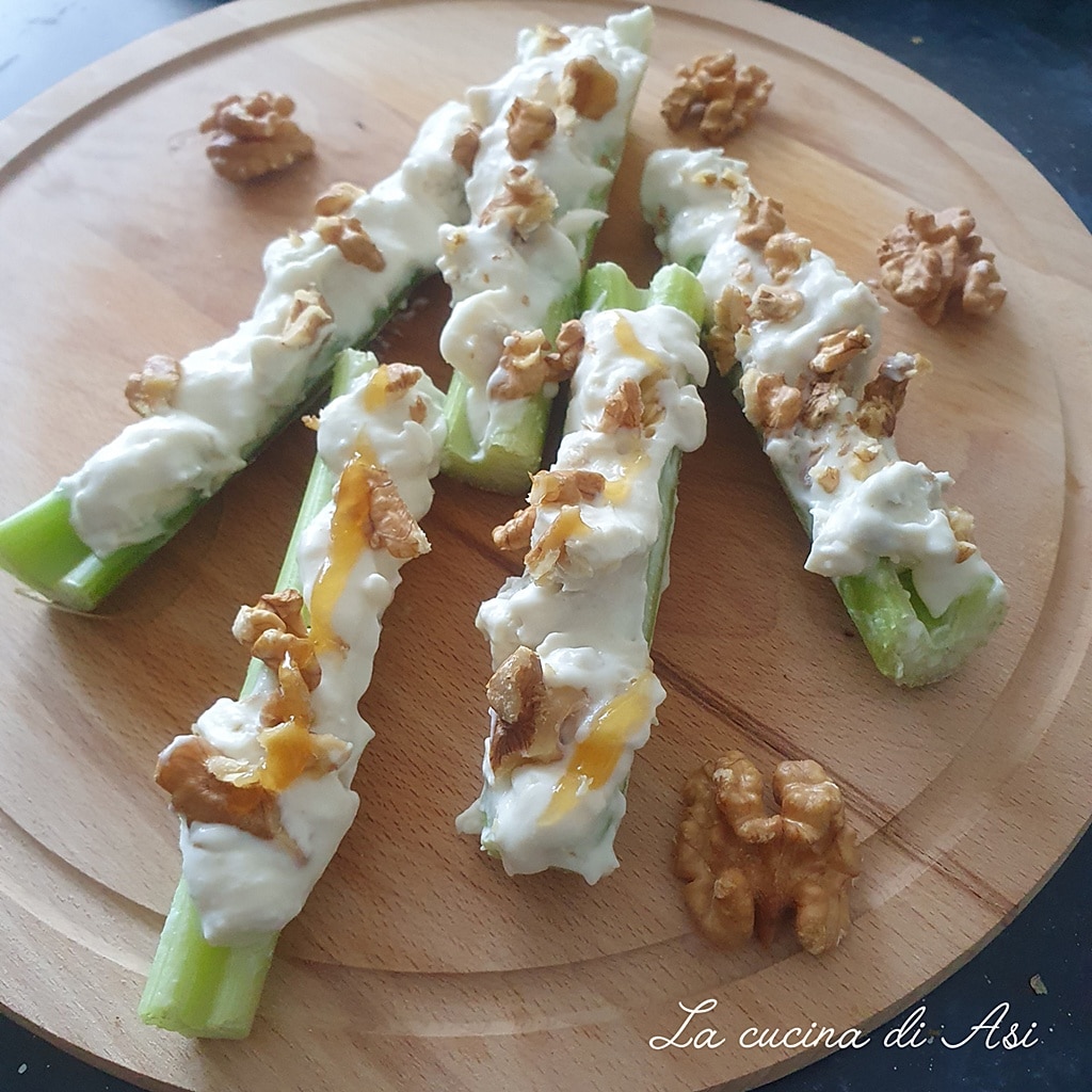 Celery with Gorgonzola and Walnuts: Quick and No-Cook Appetizer