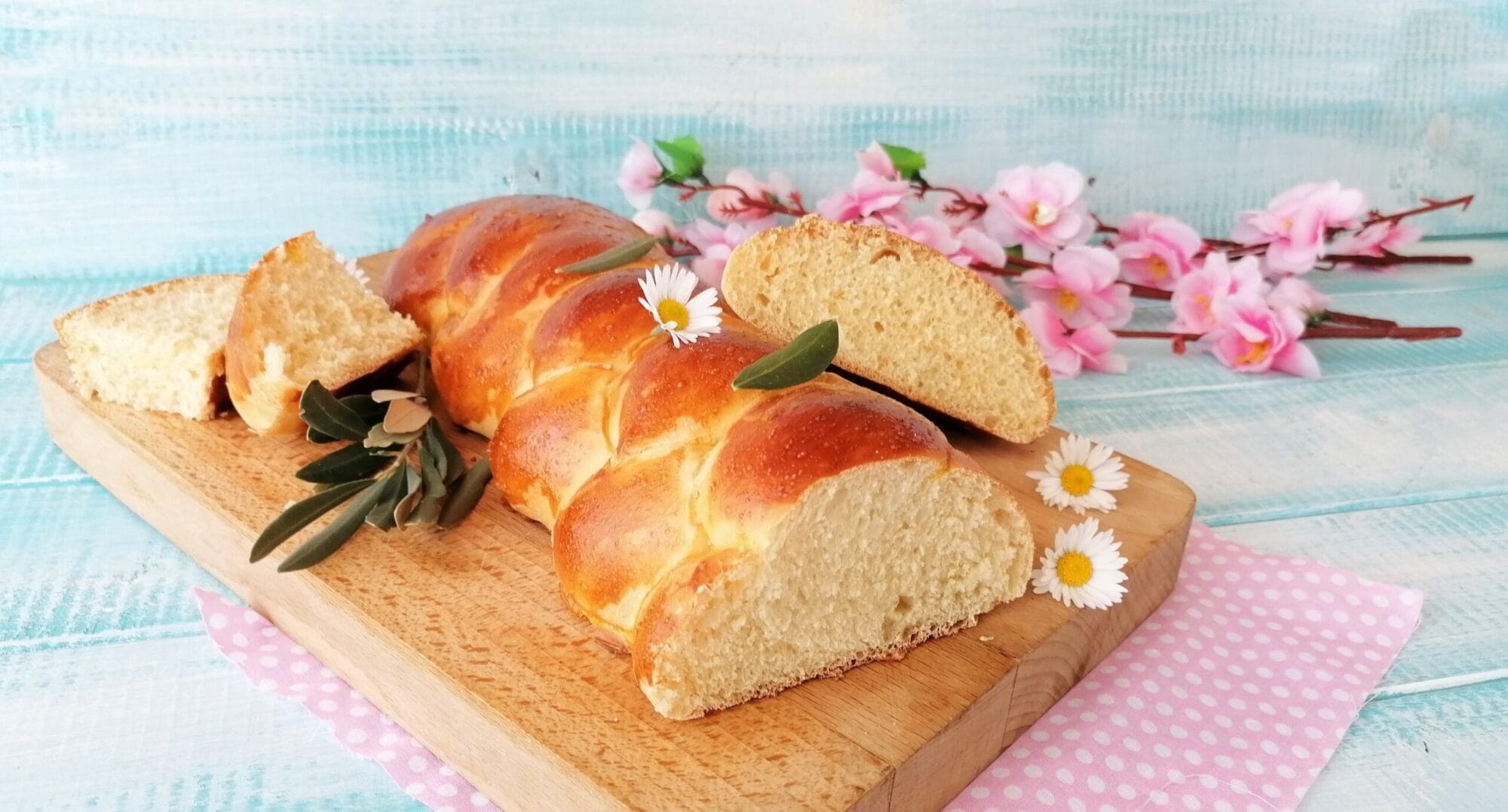 SOFT NEUTRAL-FLAVORED JEWISH CHALLAH BRIOCHE