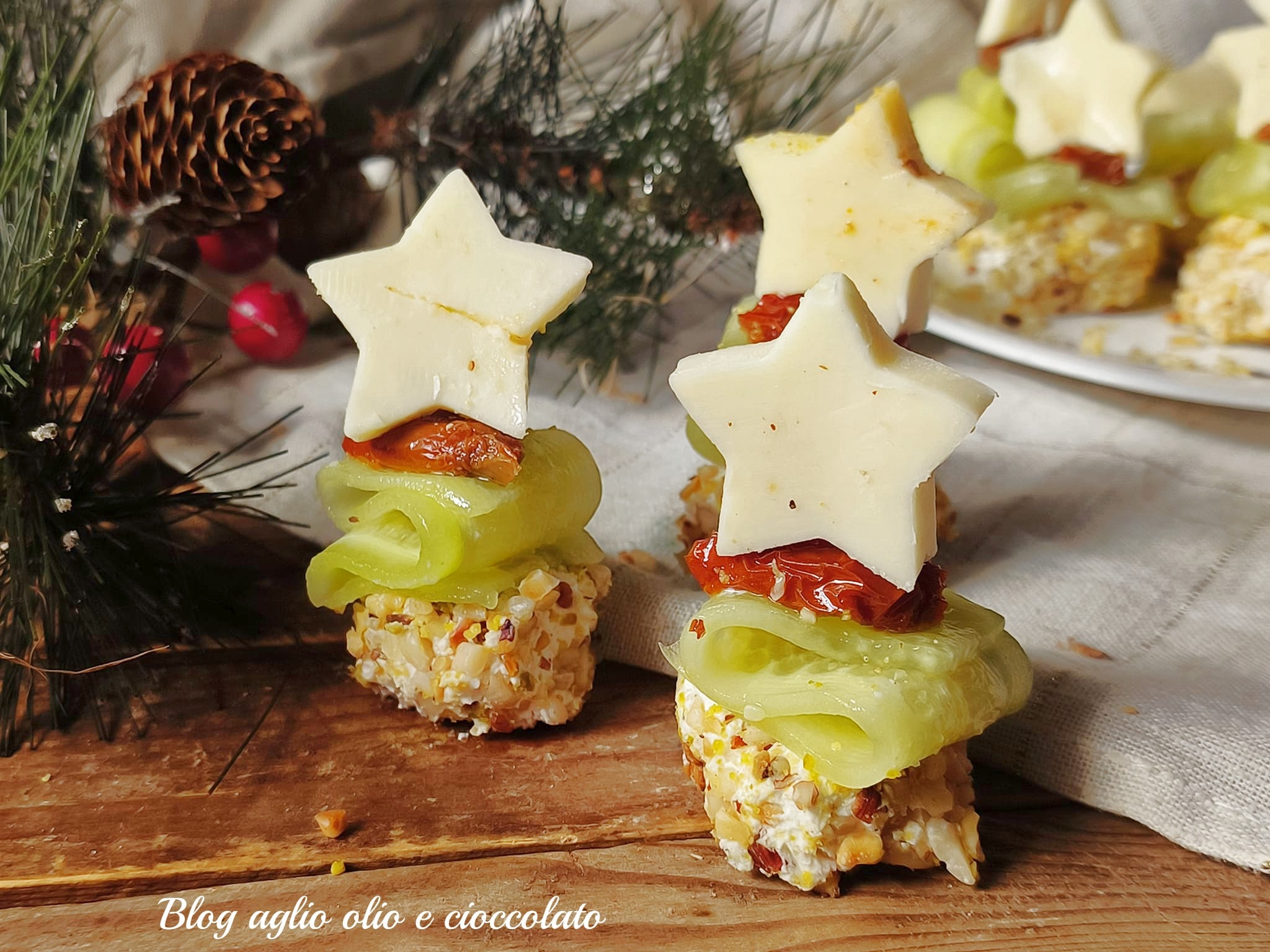 QUICK CHEESE BALLS CHRISTMAS APPETIZER