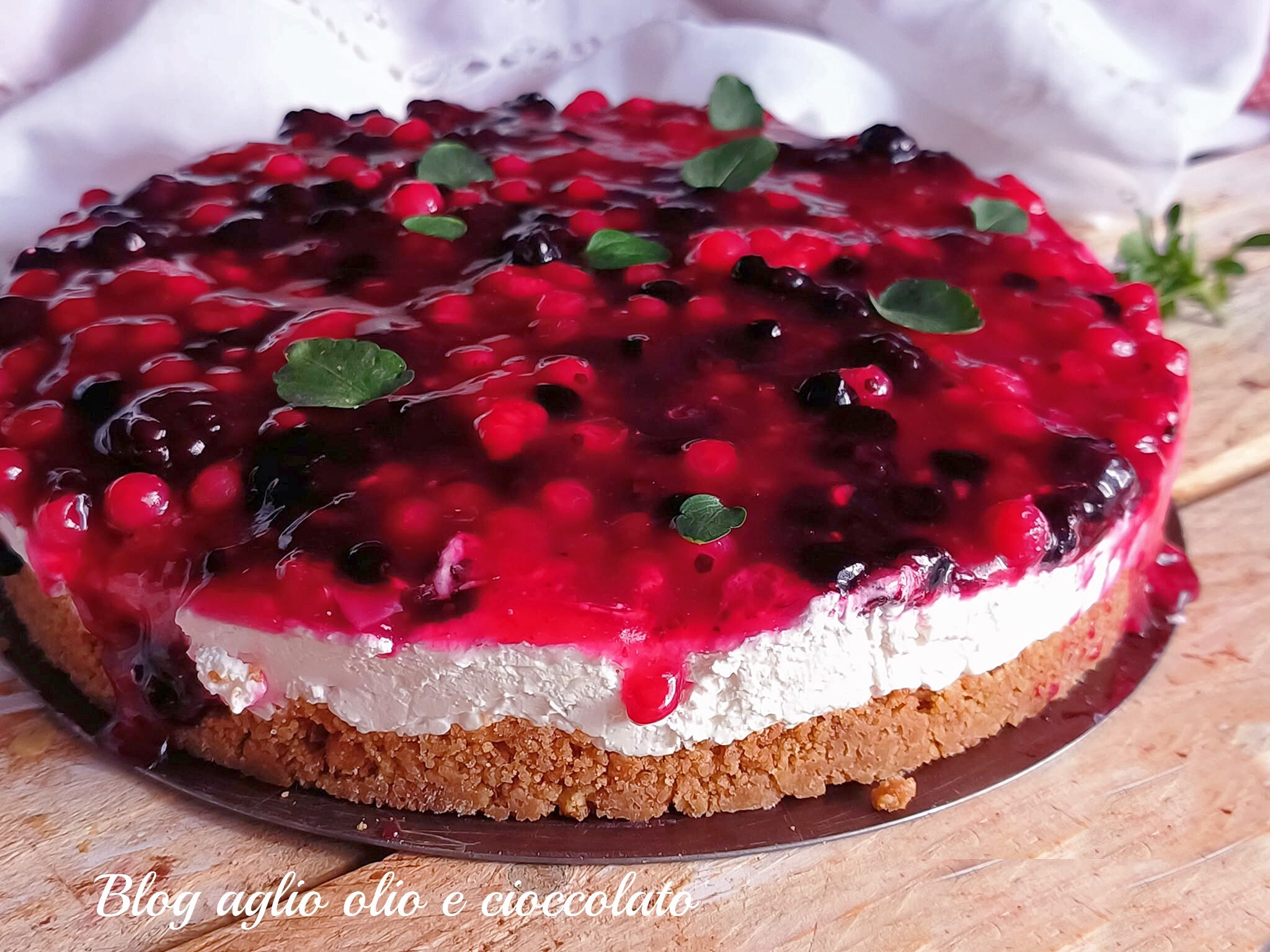 CHEESECAKE WITH YOGURT AND BERRIES