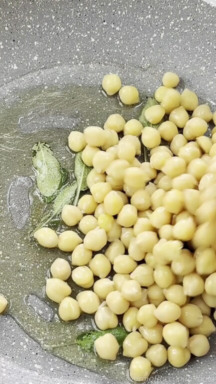 chickpeas with pan-cooked olives