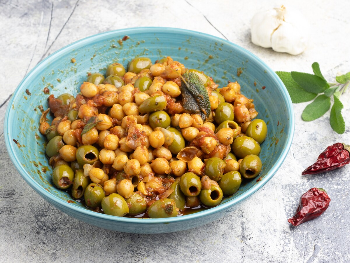 Chickpeas with Pan-Cooked Olives