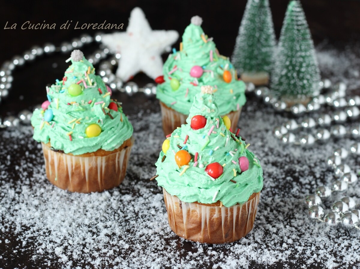 CHRISTMAS TREE CUPCAKES for a Sweet Christmas
