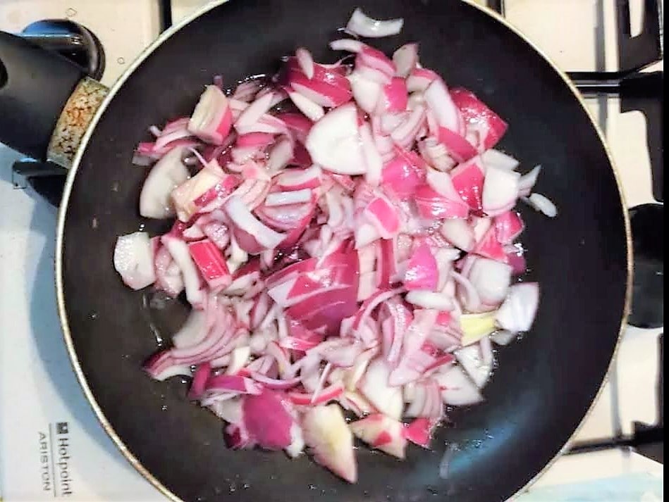 Tuna patties with caramelized onions