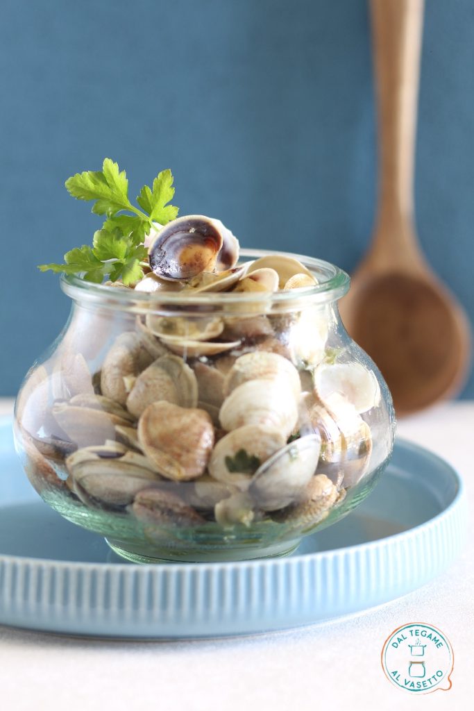 clams with garlic, parsley and oil cooked in a jar