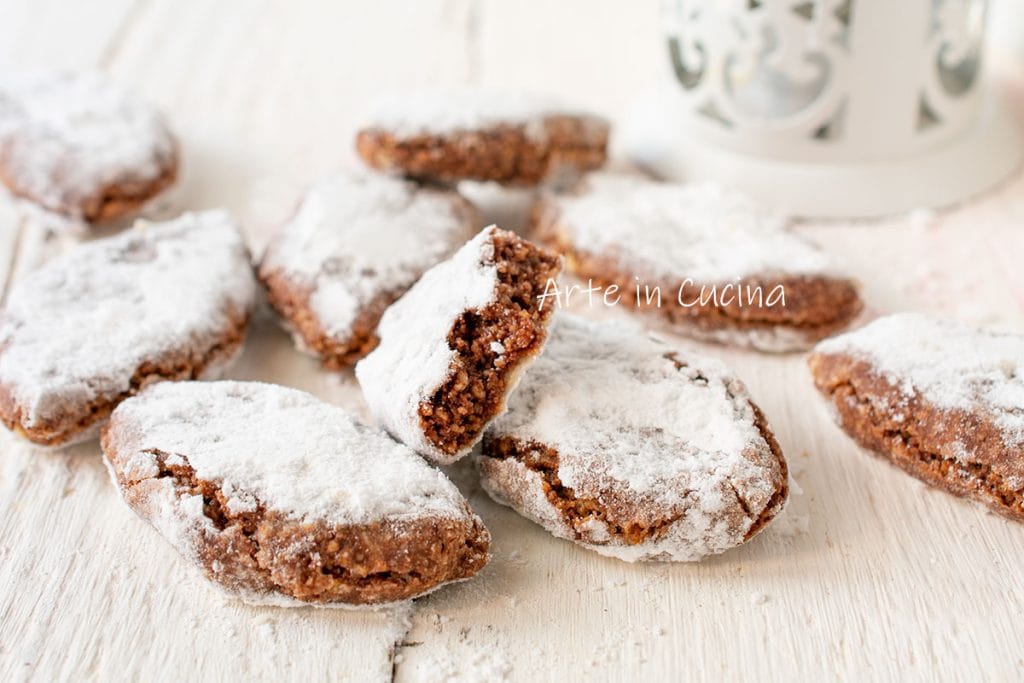 Cocoa Ricciarelli almond cookies