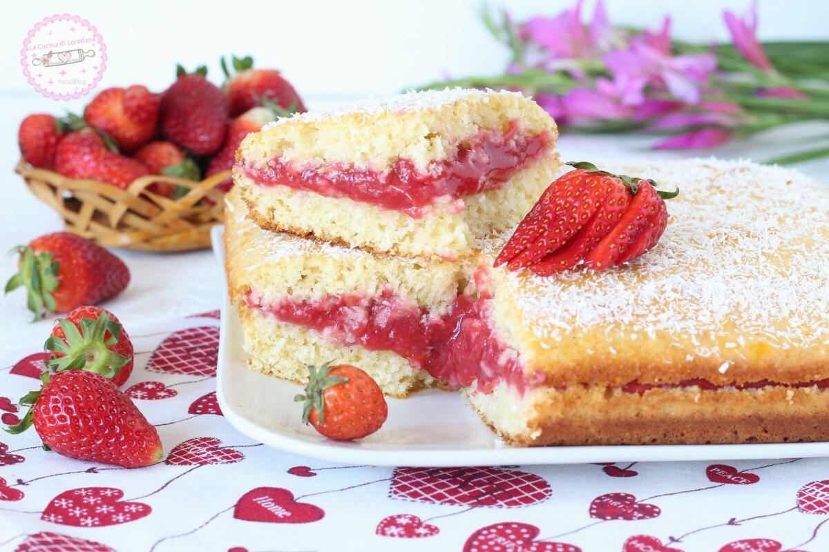 COCONUT AND STRAWBERRY CAKE with a delicious filling