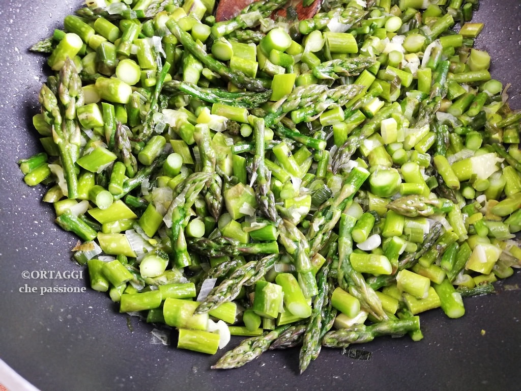 Pan-Fried Green Asparagus with Onion
