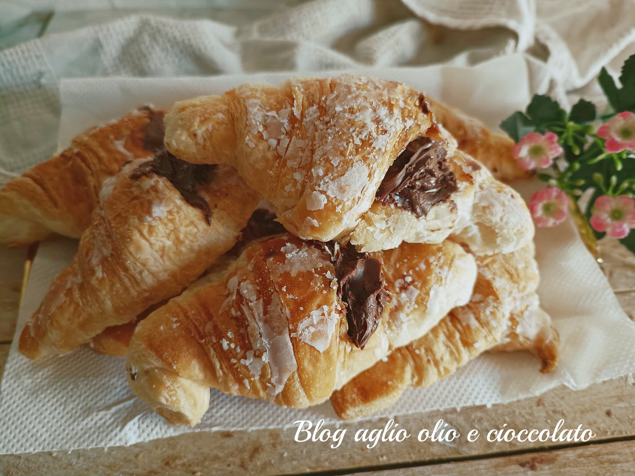 CROISSANTS WITH NUTELLA