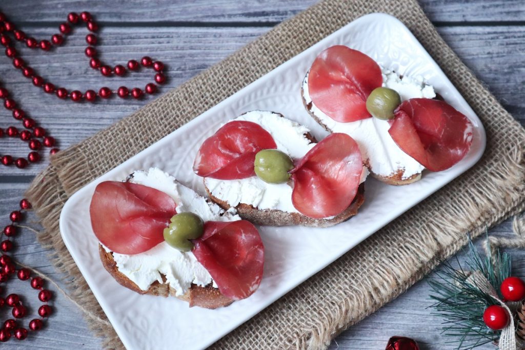 crostini with robiola and bresaola