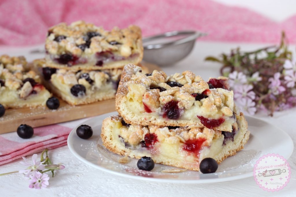 crumble cake with cream and blueberries
