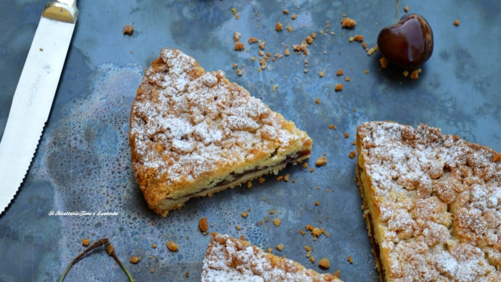 crumble tart with jam