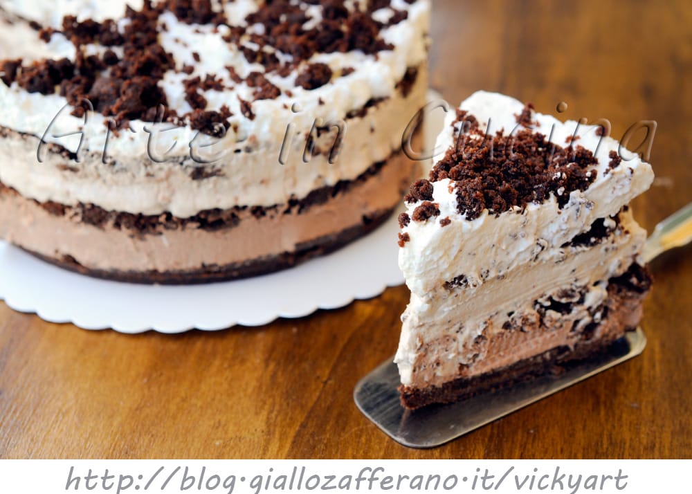 Crumbled biscuit millefoglie with chocolate and cream