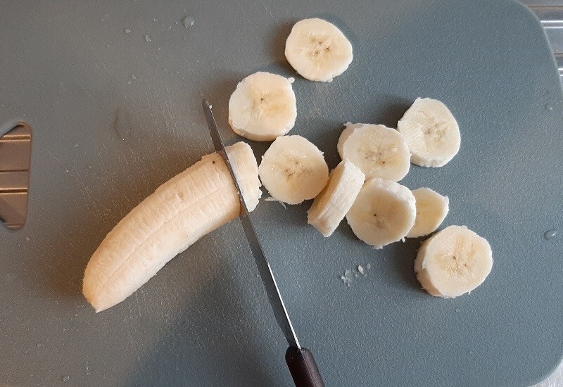cut the very ripe banana into slices