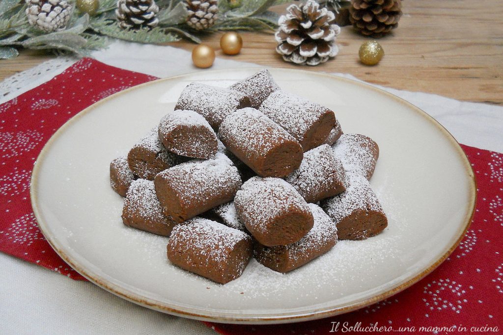 dream pieces cookies with cocoa and almonds horz