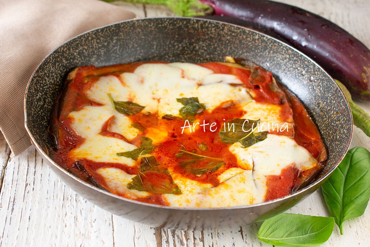 EGGPLANT PIZZA with Mozzarella and Tomato