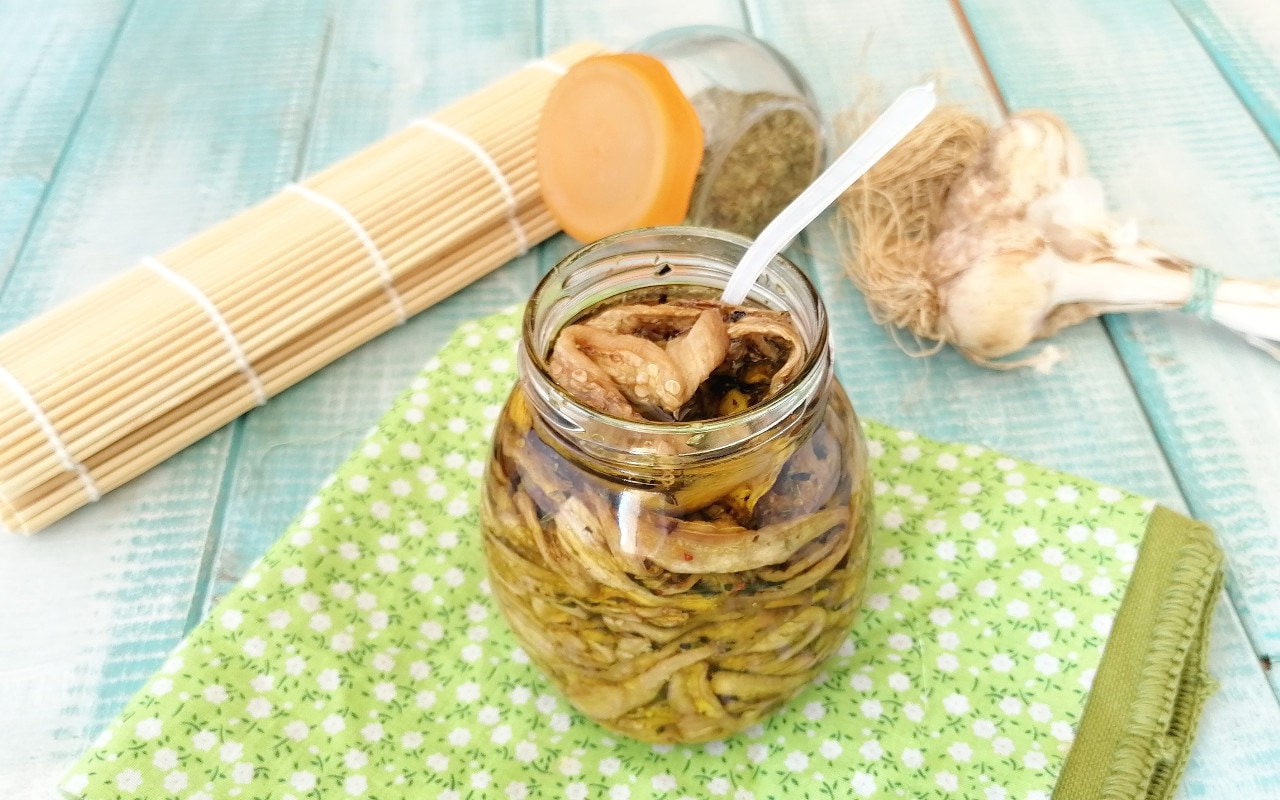 DELICIOUS PRESERVED DRIED EGGPLANTS IN OIL