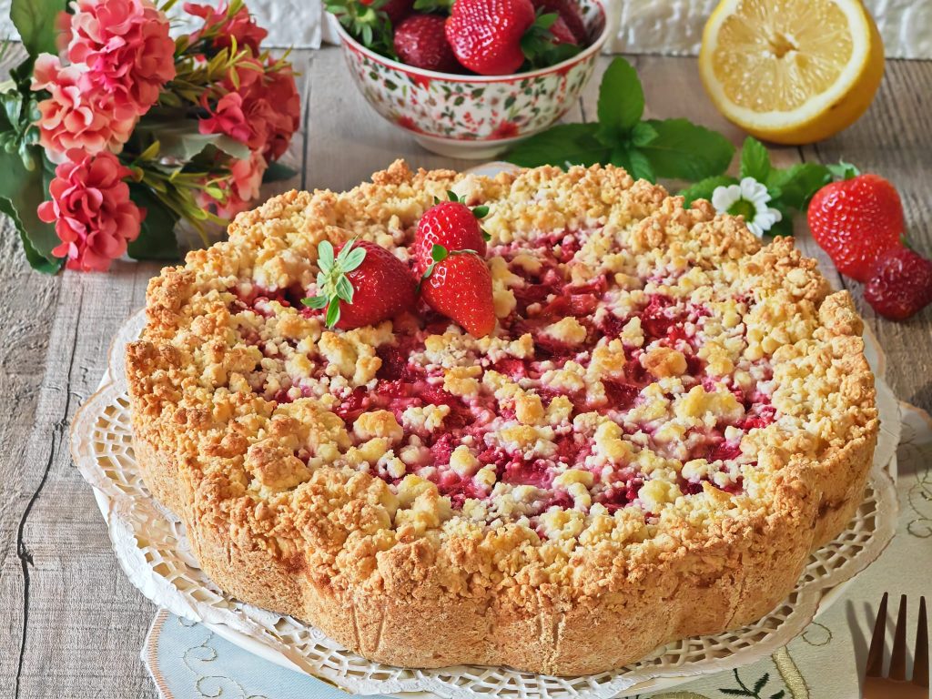 Crumble Cake with Cream and Strawberries