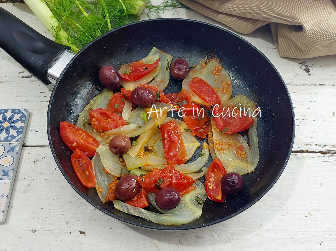 FENNEL with TOMATOES and olives in a pan