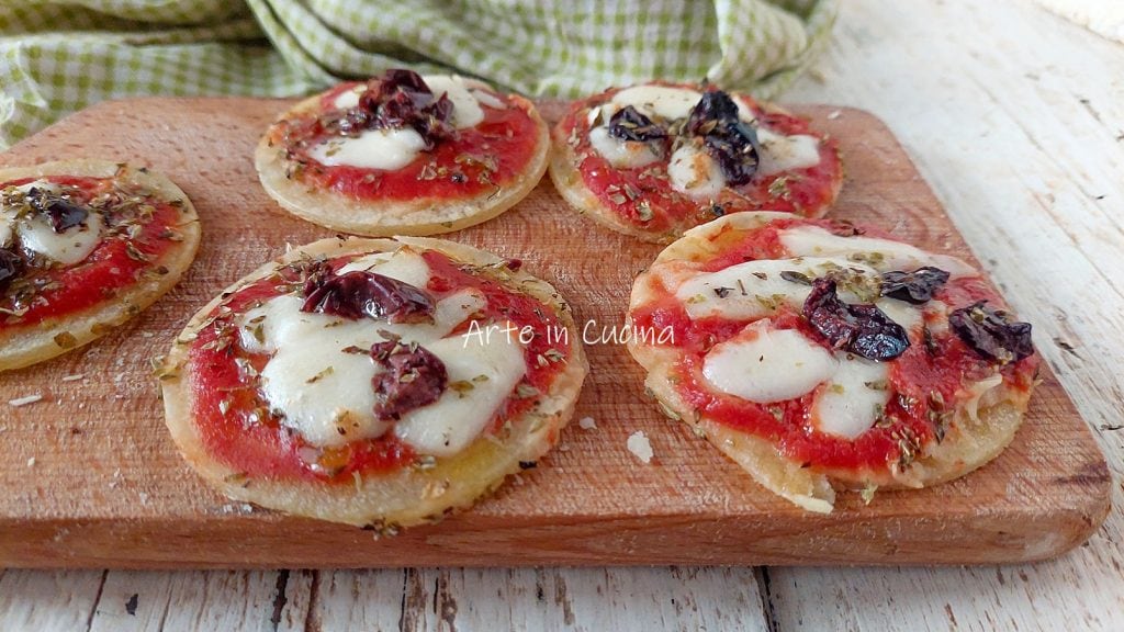 FLATBREAD PIZZAS mozzarella tomato and olives in 5 minutes