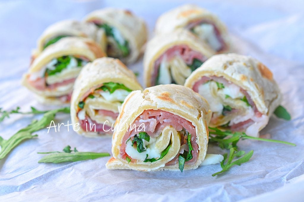 Flatbread rolls with speck and arugula