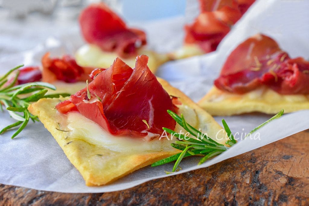Flatbreads with bresaola and stracchino without yeast