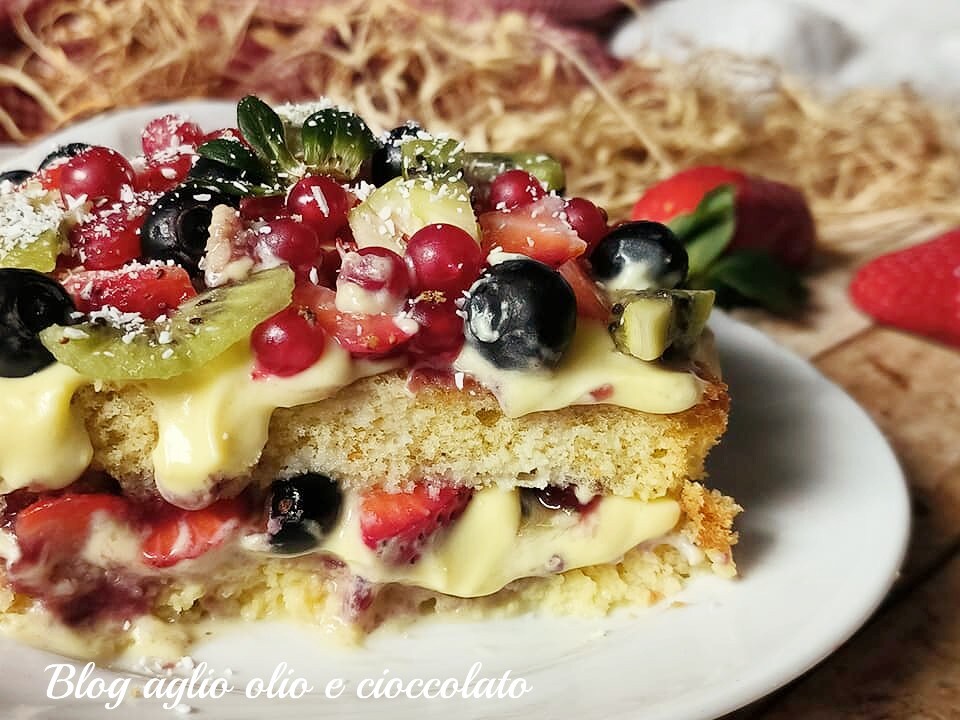 CAKE WITH FRUIT AND LEMON CREAM
