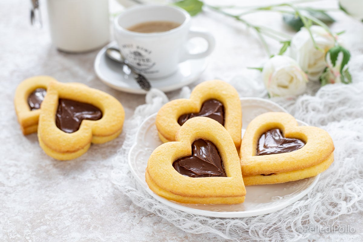 Heart-Shaped Cookies Filled with Hazelnut Cream