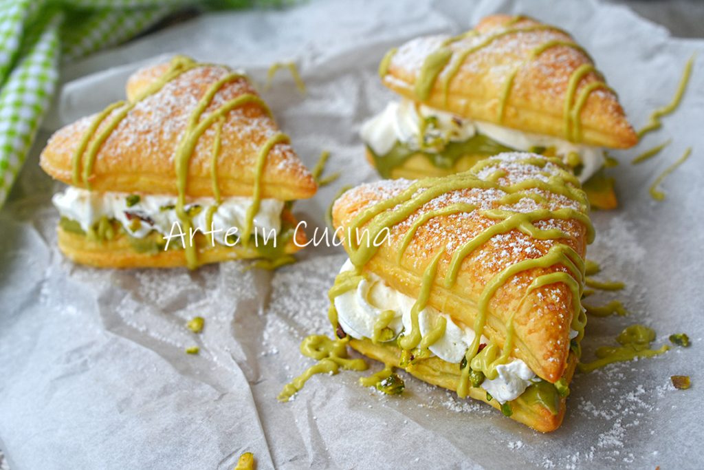 Hearts with puff pastry pistachio and cream