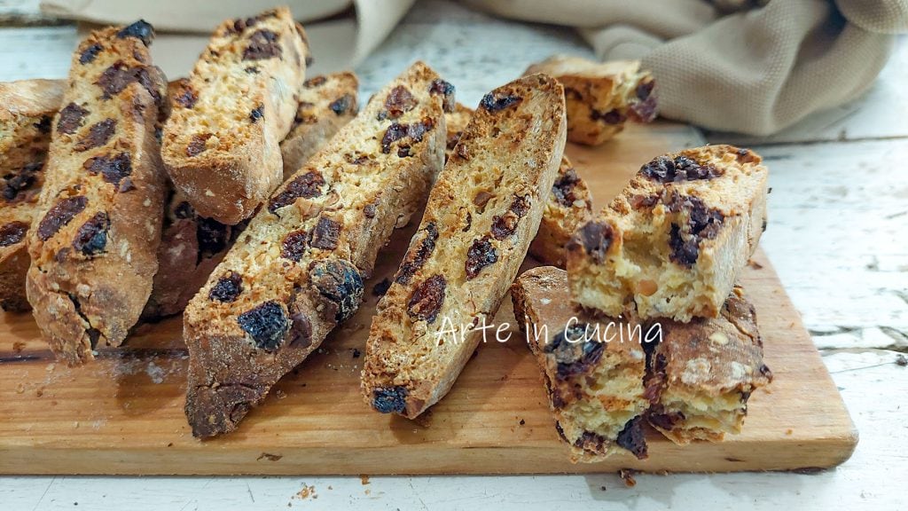 HONEY CANTUCCI with raisins, hazelnuts, and chocolate
