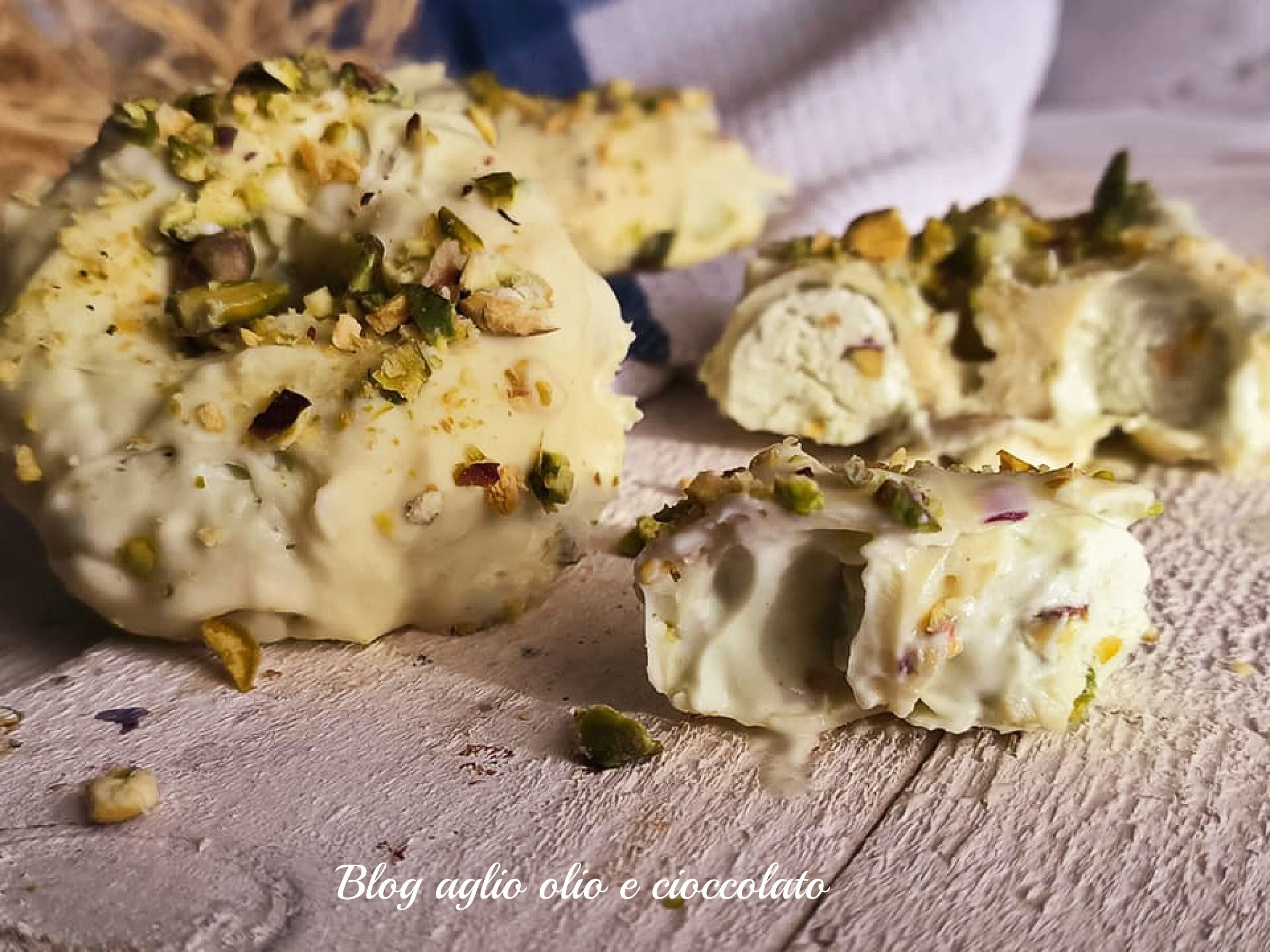 ICE CREAM RINGS WITH YOGURT AND PISTACHIO