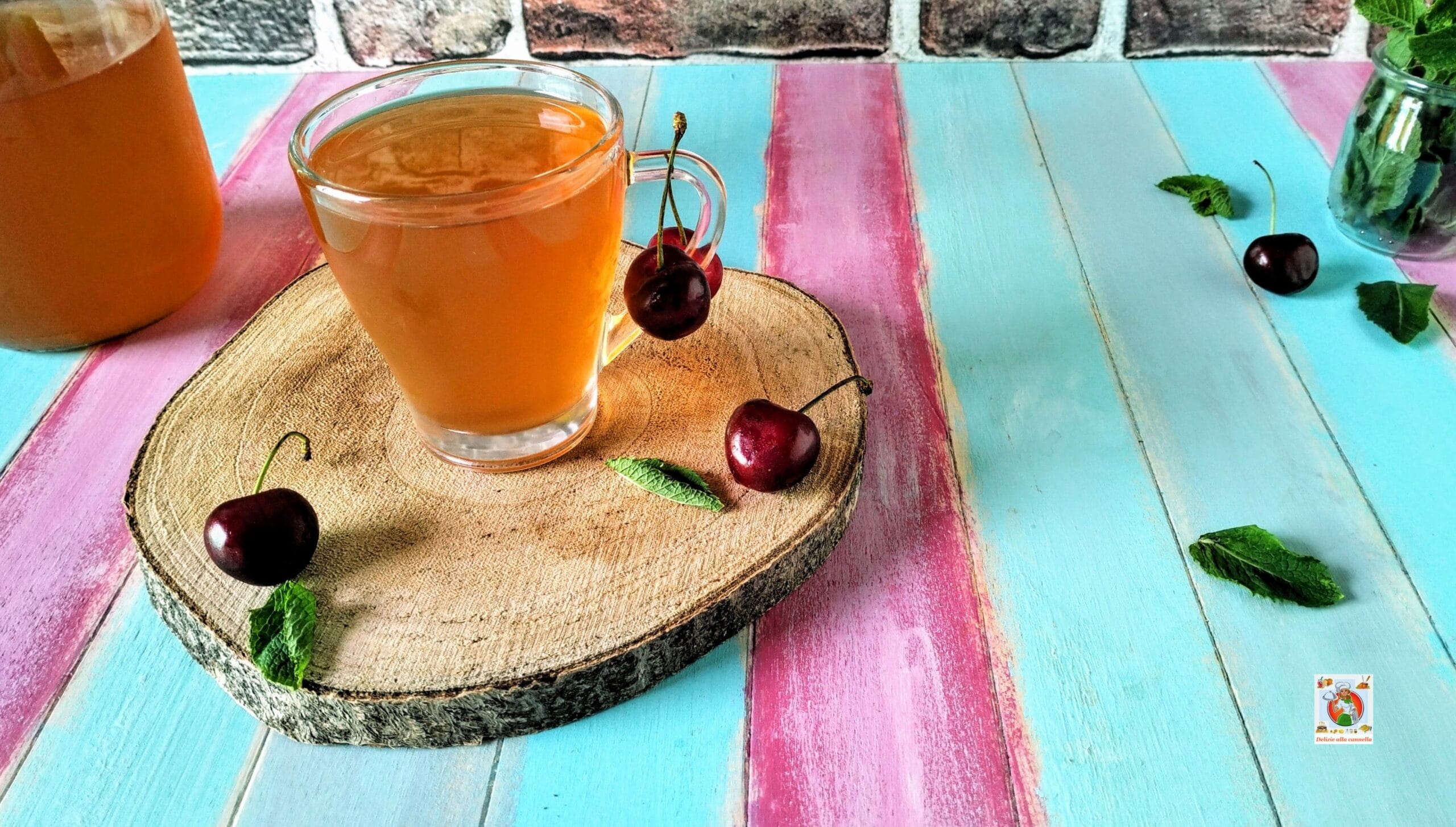 Iced green tea with cherries and mint: the pure pleasure of a delightful refreshing drink