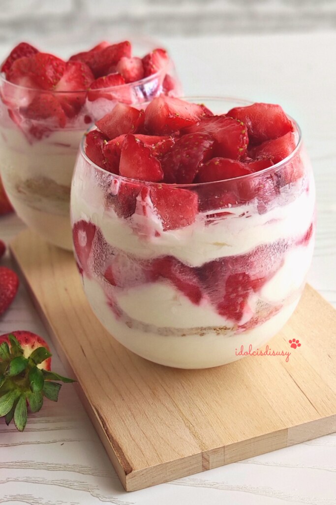 idolcidisusy strawberry and mascarpone cup