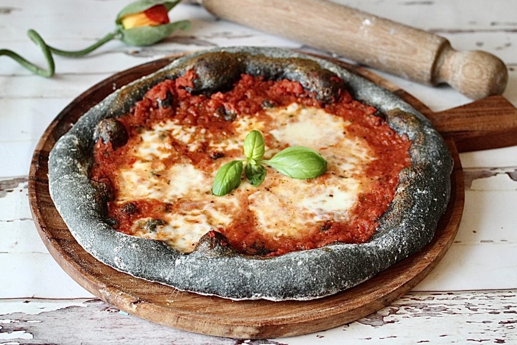 Charcoal Pizza, the Dough that Aids in Digestion