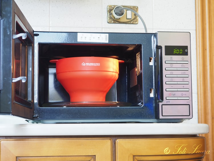 Popcorn bowl in the microwave