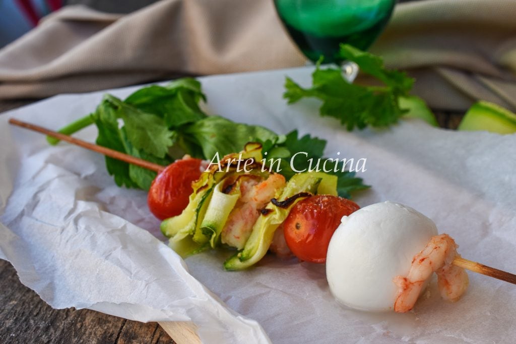 Quick mozzarella and shrimp skewers