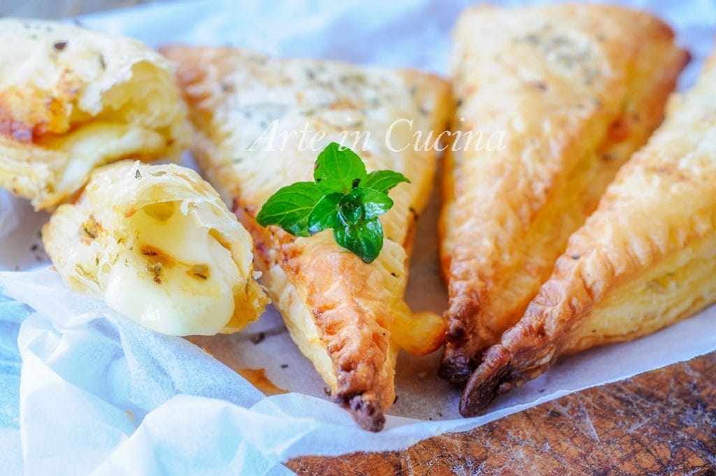 Mozzarella and tomato triangles with puff pastry