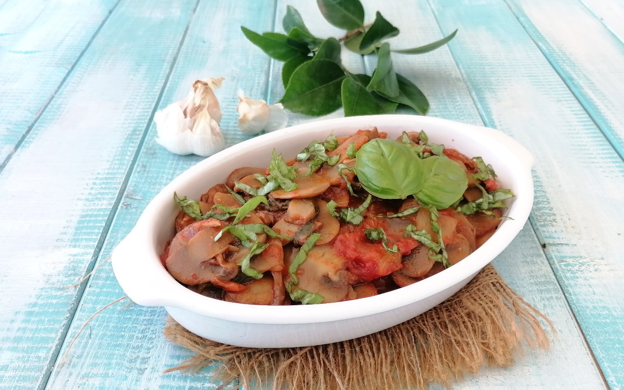 MUSHROOM CHAMPIGNONS IN TOMATO SAUCE