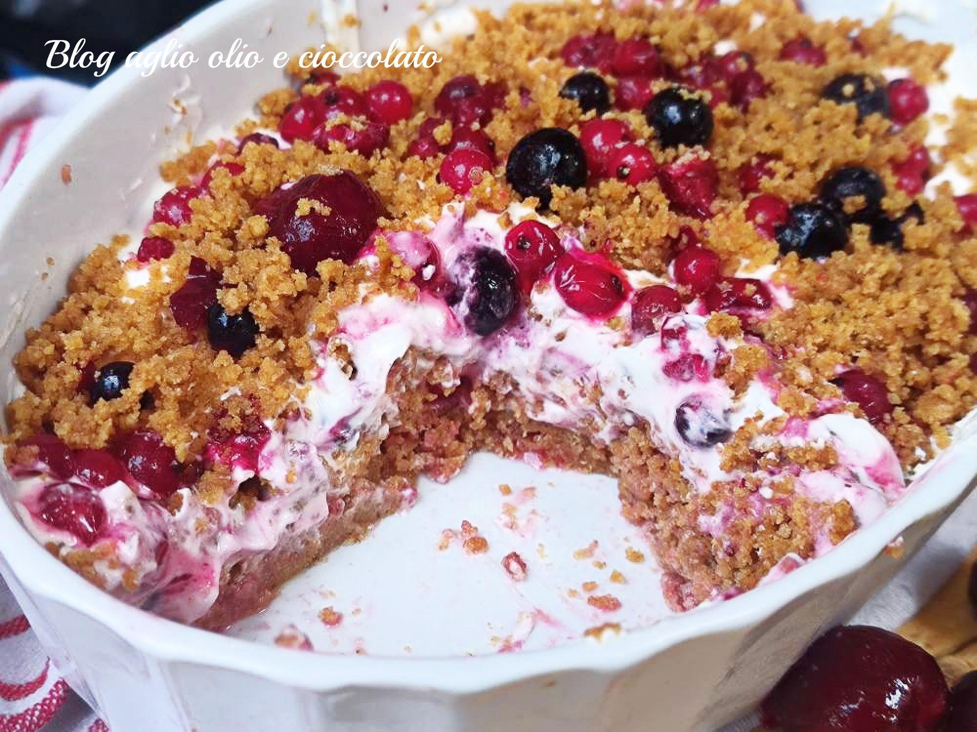NO-BAKE CRUMBLE CAKE WITH YOGURT AND BERRIES