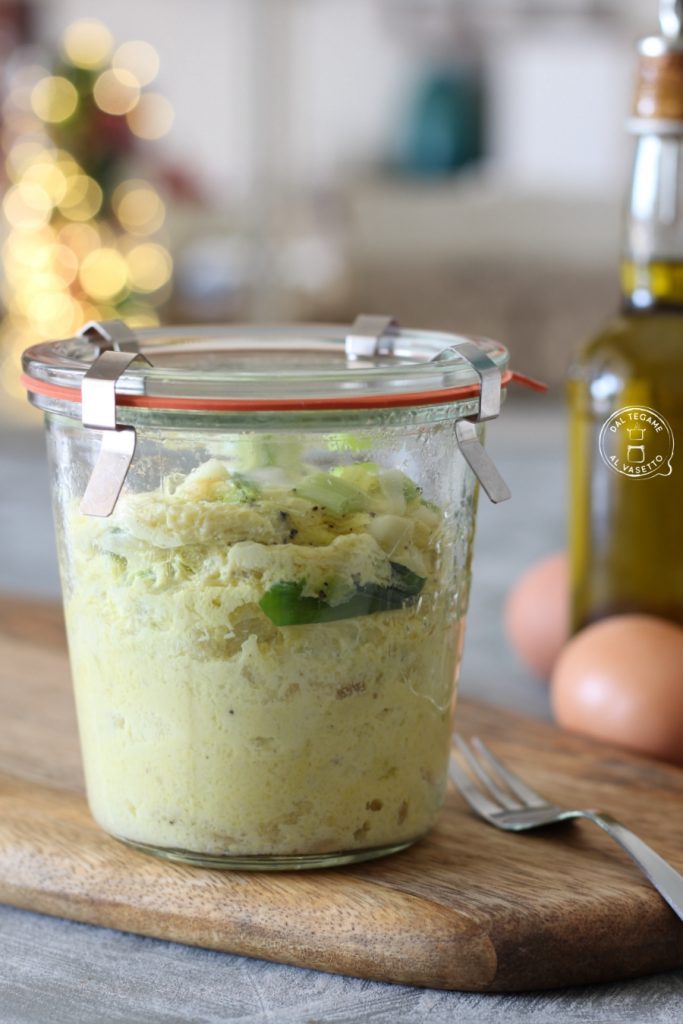 omelette cooked in the jar in the microwave with onions and pine nuts using jar cooking