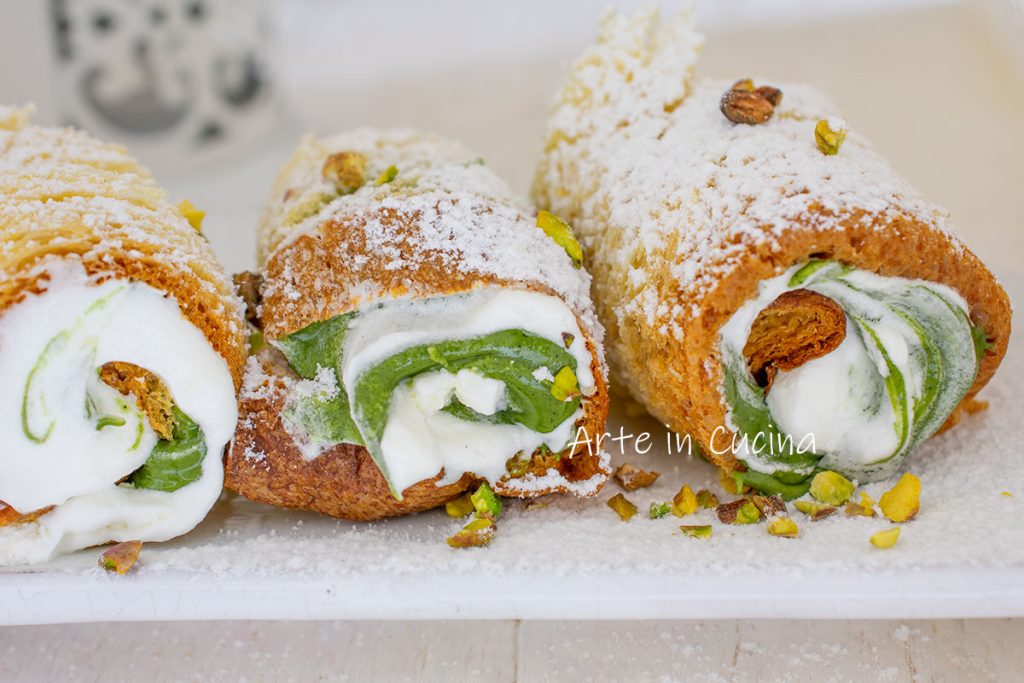 Pandoro cannoli with pistachio