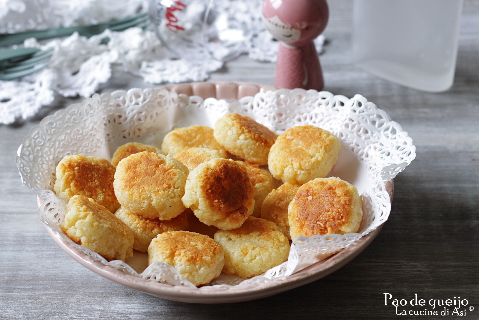 Pao de queijo Brazilian cheese buns