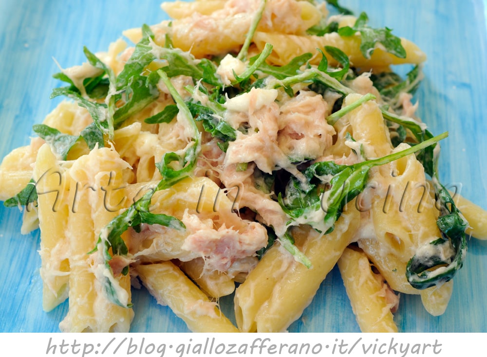 Pasta with robiola and tuna with arugula quick